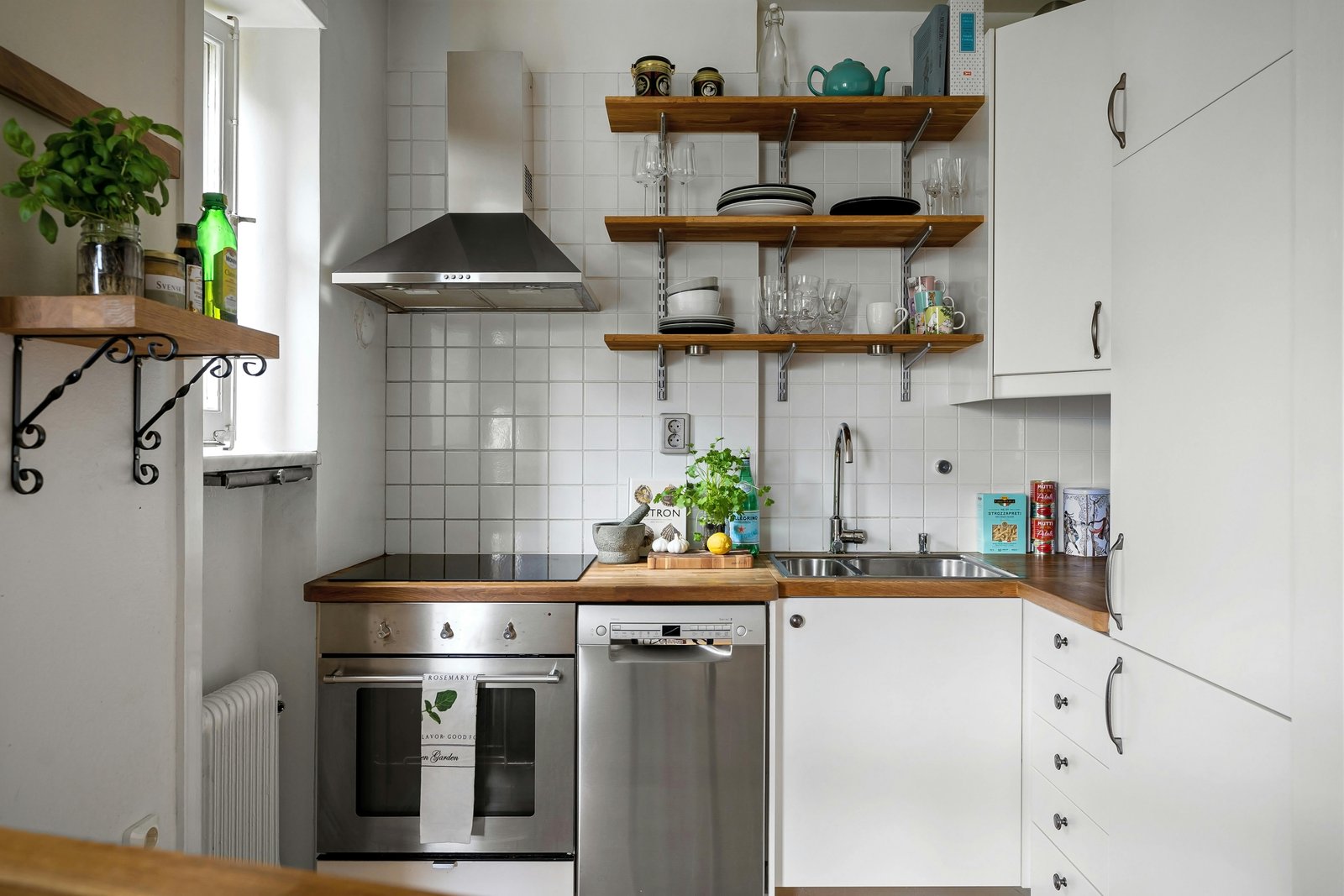 How to Organize a Small Kitchen and Make It Feel Bigger